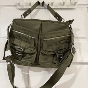 ZIPPERED NYLON BUCKET BAG
